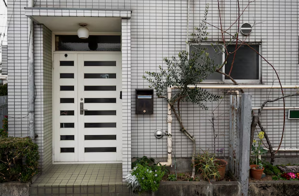 Modern Pivot Front Door Trends That Instantly Elevate Home Exteriors